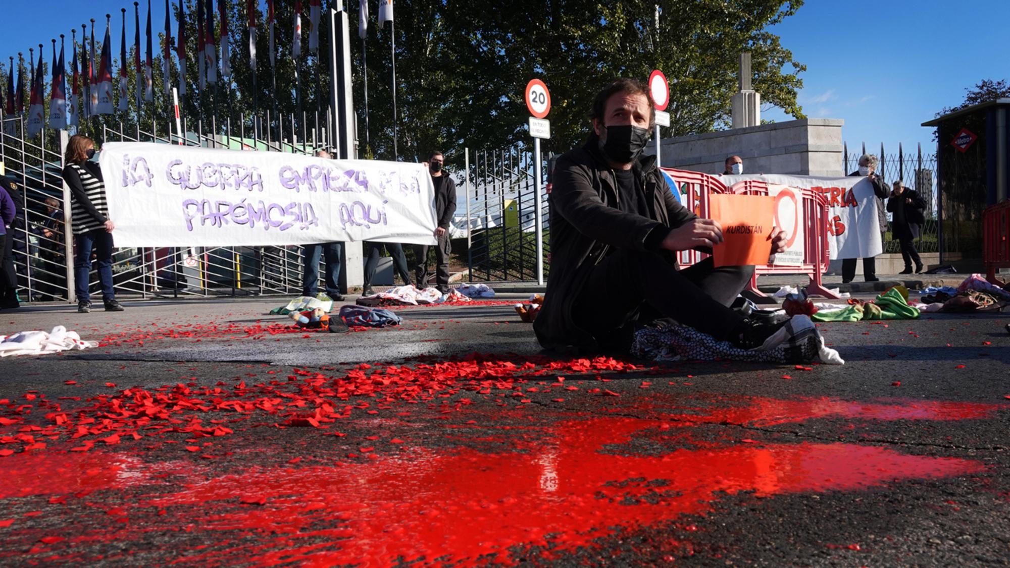 Protesta confra la feria de armas FEINDEF en IFEMA (2021)